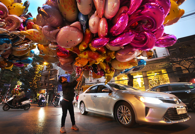 Những người mưu sinh trên phố Hà Nội chiều tối 30 Tết